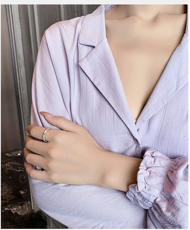 Stiilne naiste õhuke kivikestega sõrmus