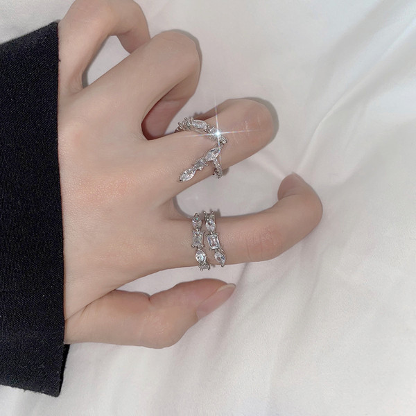 Praegune kahe mudeliga naiste sõrmus dekoratiivkividega