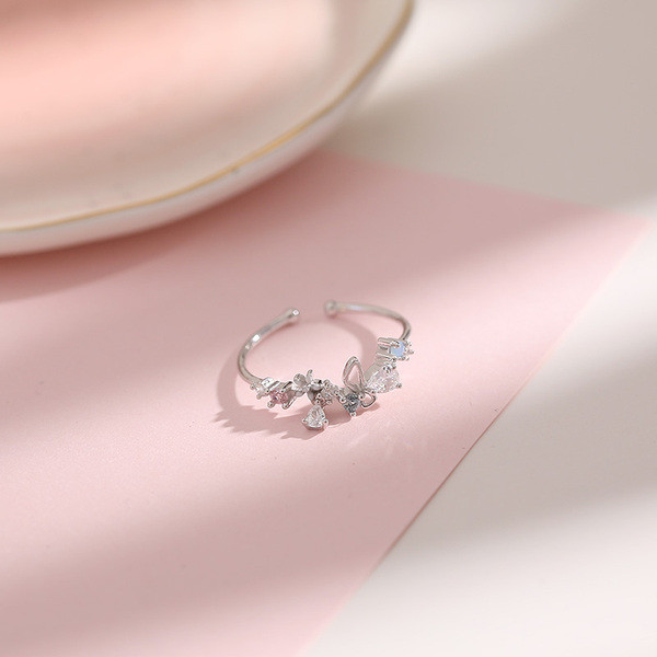 Moodne naiste sõrmus ripatsi ja kivikestega