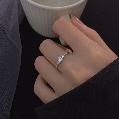 Модерен дамски тънък пръстен с декоративни камъни