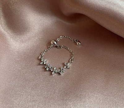 Stílusos női vékony gyűrű díszkövekkel