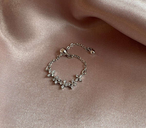 Stílusos női vékony gyűrű díszkövekkel