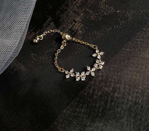 Stílusos női vékony gyűrű díszkövekkel