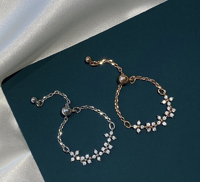 Stílusos női vékony gyűrű díszkövekkel