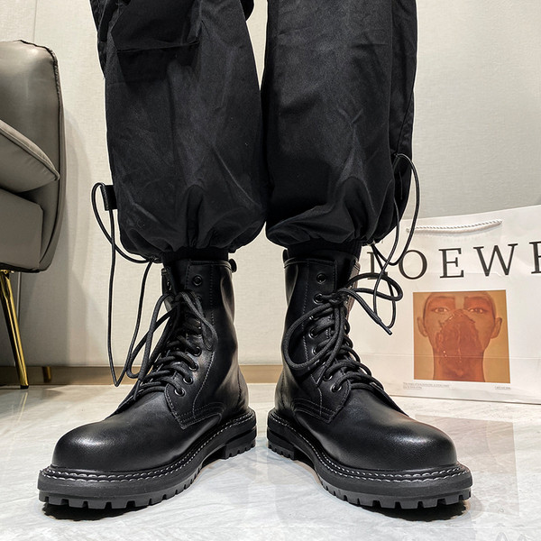 Ανδρικές casual μπότες κατασκευασμένες από faux δέρμα με κορδόνια και επίπεδη σόλα σε μαύρο χρώμα