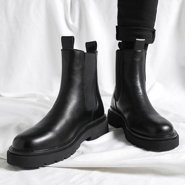 Puhtad musta värvi meeste saapad talveks