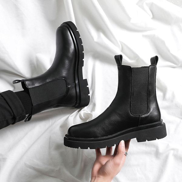 Puhtad musta värvi meeste saapad talveks