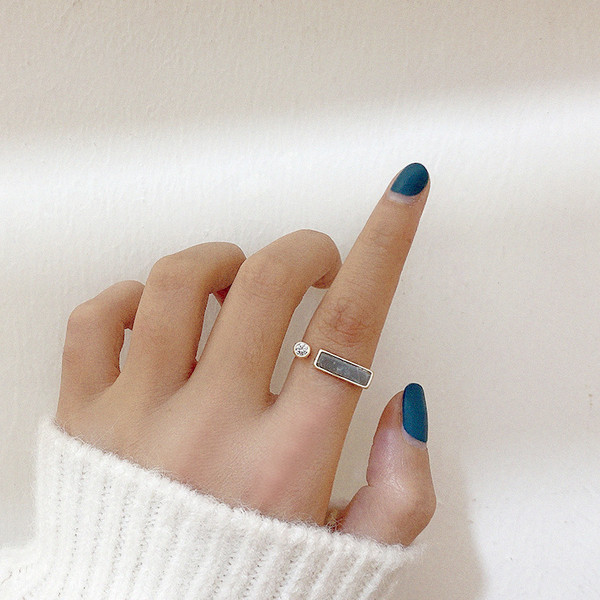 Stiilne dekoratiivkiviga naiste sõrmus