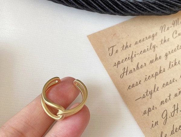 Naiste aktuaalne ring tavaline mudel