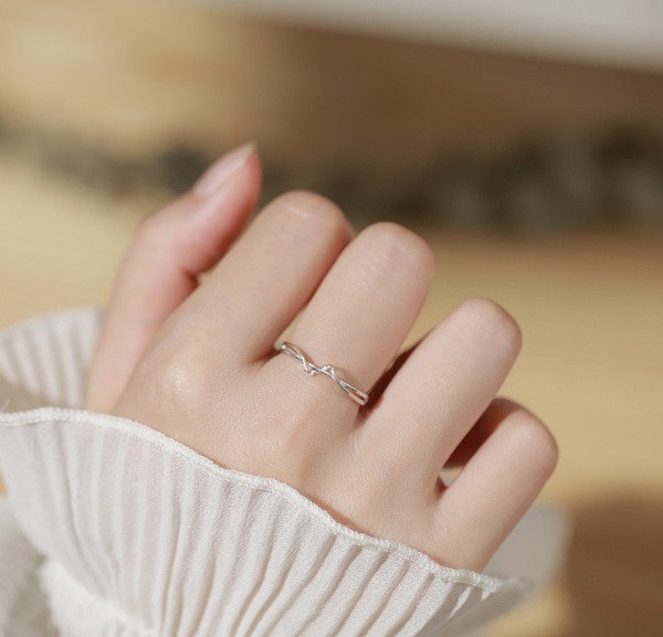 Stiilne naiste õhuke sõrmus