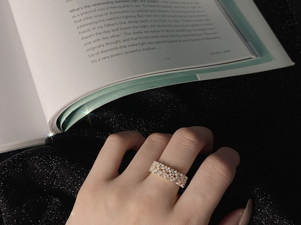 Alkalmi női széles gyűrű díszgyöngyökkel