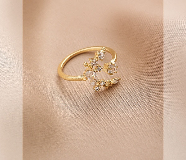 Дамски модерен пръстен с декоративна перла и камъни