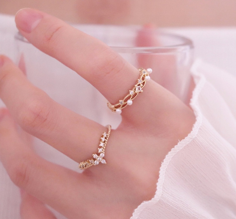 Stílusos női gyűrű két modellben, díszítőgyöngyökkel és kövekkel