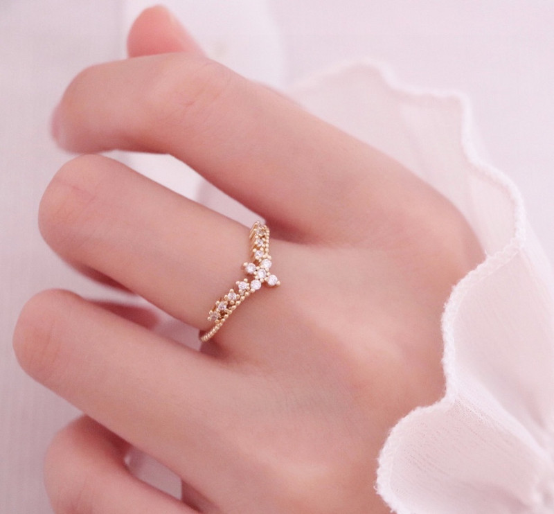 Stílusos női gyűrű két modellben, díszítőgyöngyökkel és kövekkel