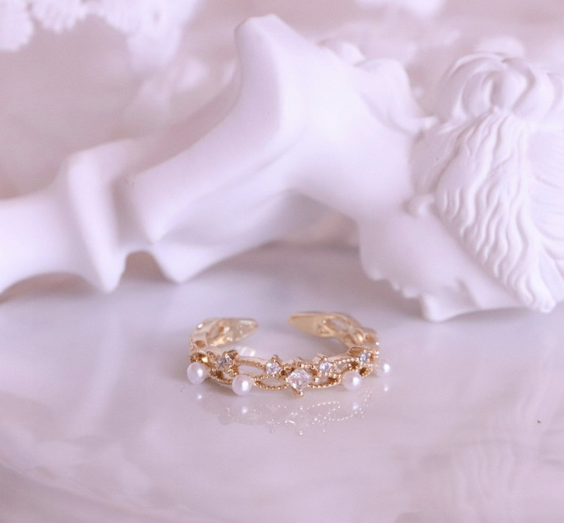 Stílusos női gyűrű két modellben, díszítőgyöngyökkel és kövekkel