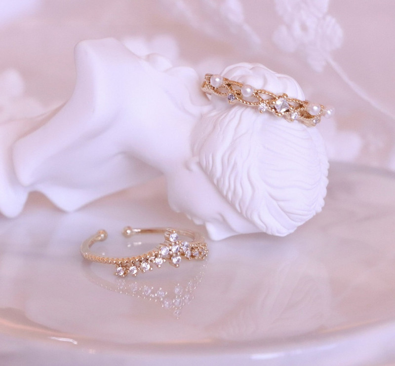 Stílusos női gyűrű két modellben, díszítőgyöngyökkel és kövekkel