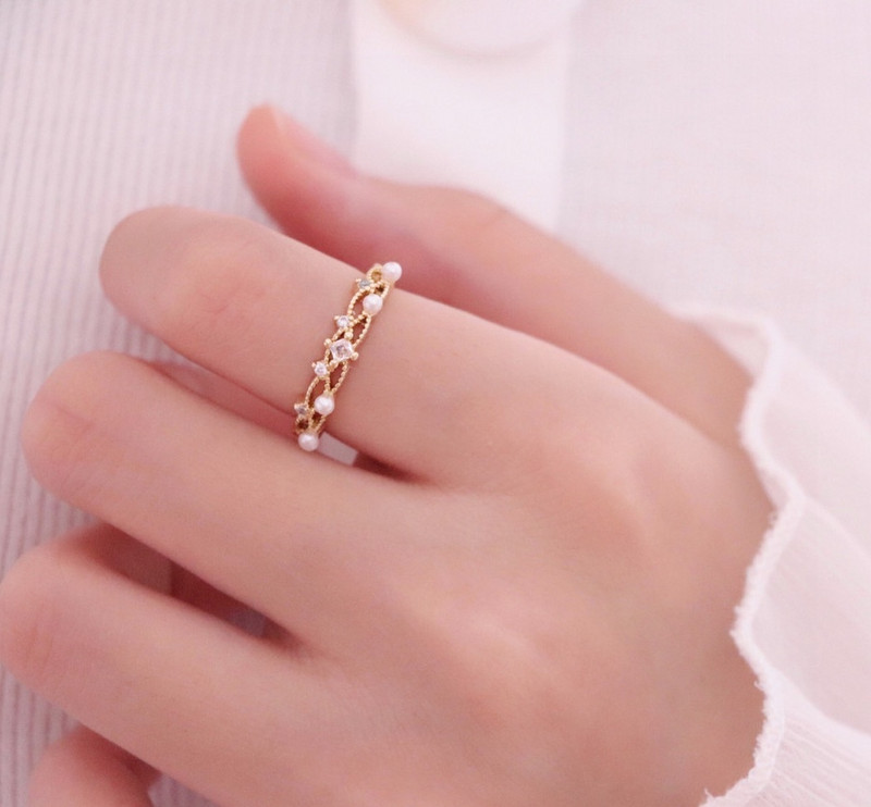 Stílusos női gyűrű két modellben, díszítőgyöngyökkel és kövekkel