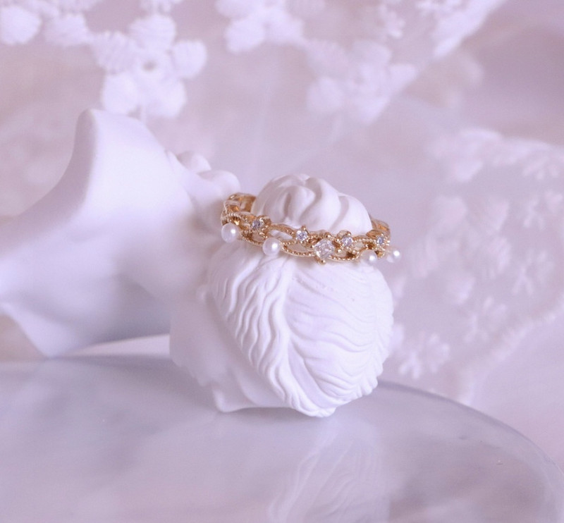 Stílusos női gyűrű két modellben, díszítőgyöngyökkel és kövekkel