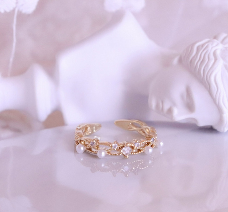 Stílusos női gyűrű két modellben, díszítőgyöngyökkel és kövekkel