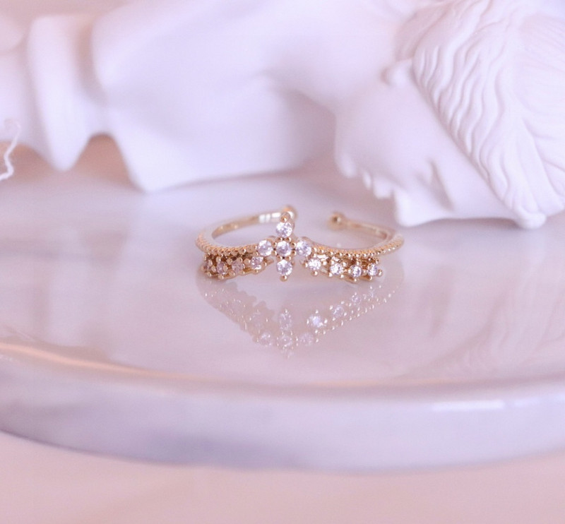 Stílusos női gyűrű két modellben, díszítőgyöngyökkel és kövekkel