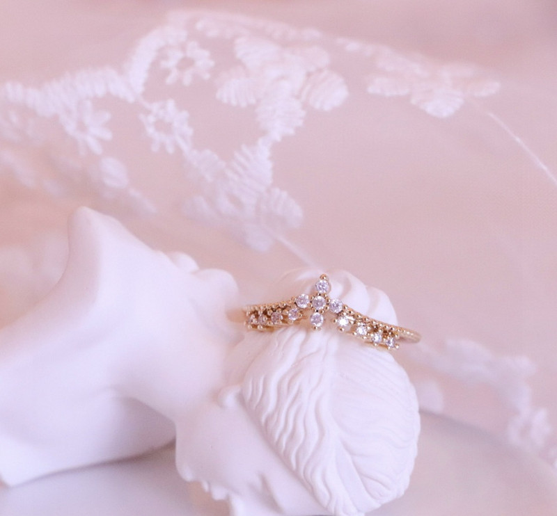 Stílusos női gyűrű két modellben, díszítőgyöngyökkel és kövekkel