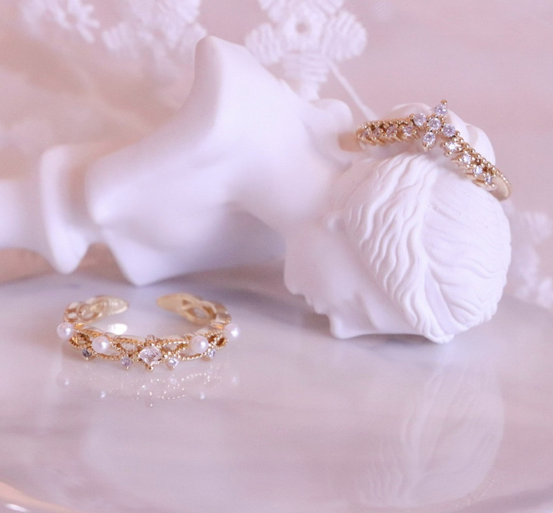 Stílusos női gyűrű két modellben, díszítőgyöngyökkel és kövekkel