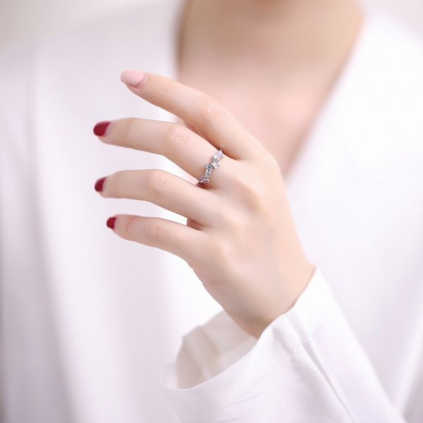 Naiste õhuke igapäevane lilledega sõrmus