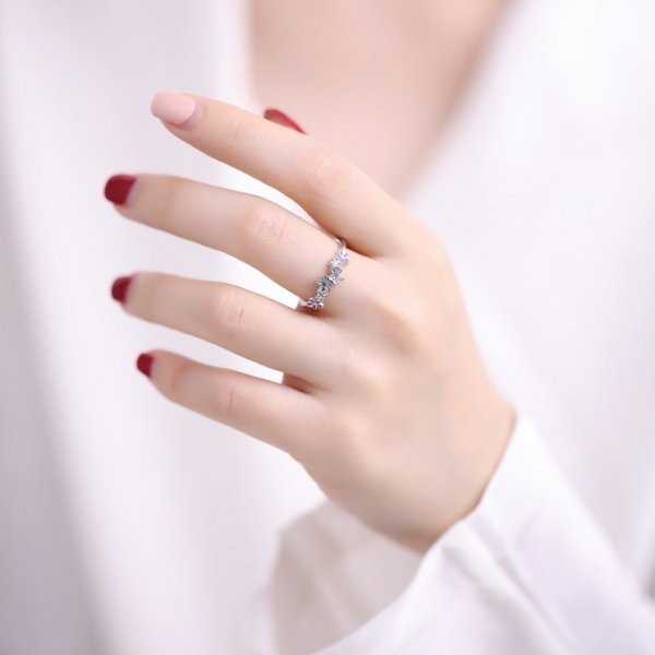 Naiste õhuke igapäevane lilledega sõrmus