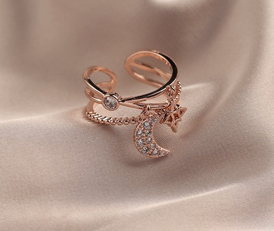 Modern női gyűrű különféle elemekkel és kövekkel