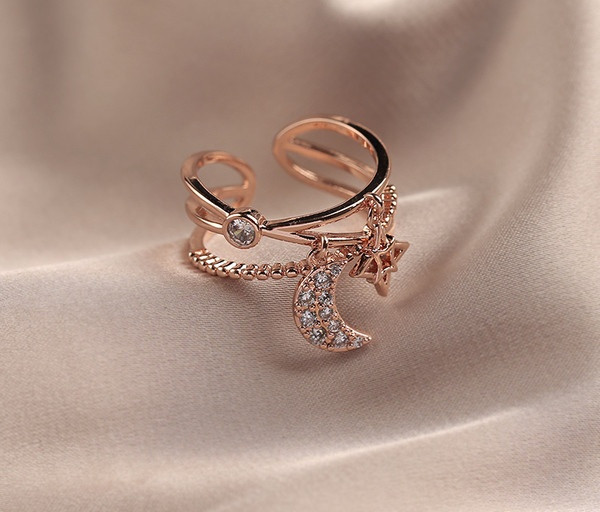Модерен дамски пръстен с различни елементи и камъни