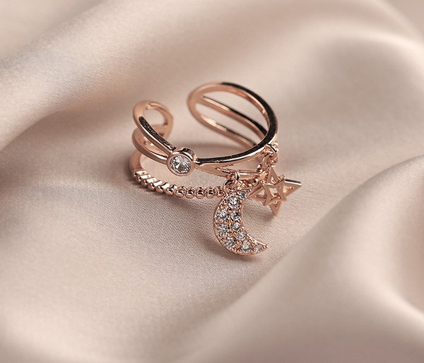 Modern női gyűrű különféle elemekkel és kövekkel