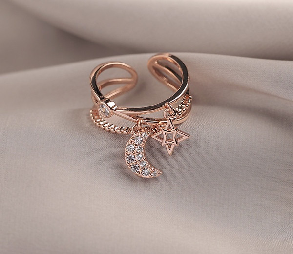 Modern női gyűrű különféle elemekkel és kövekkel