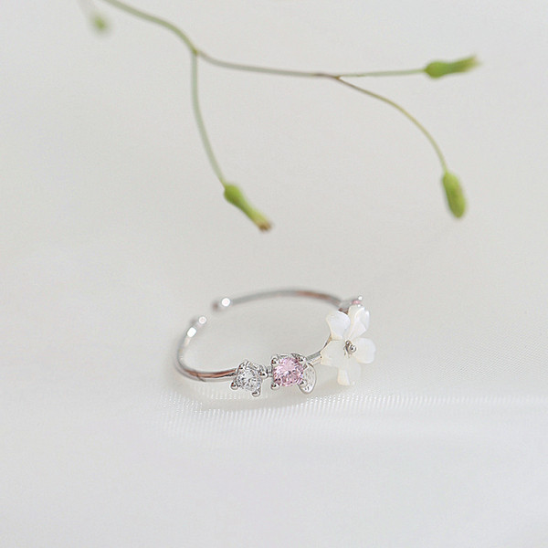 Naiste igapäevane lille- ja dekoratiivkividega sõrmus