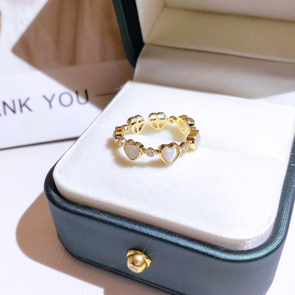 Moodne naiste sõrmus südametega