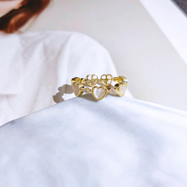 Moodne naiste sõrmus südametega