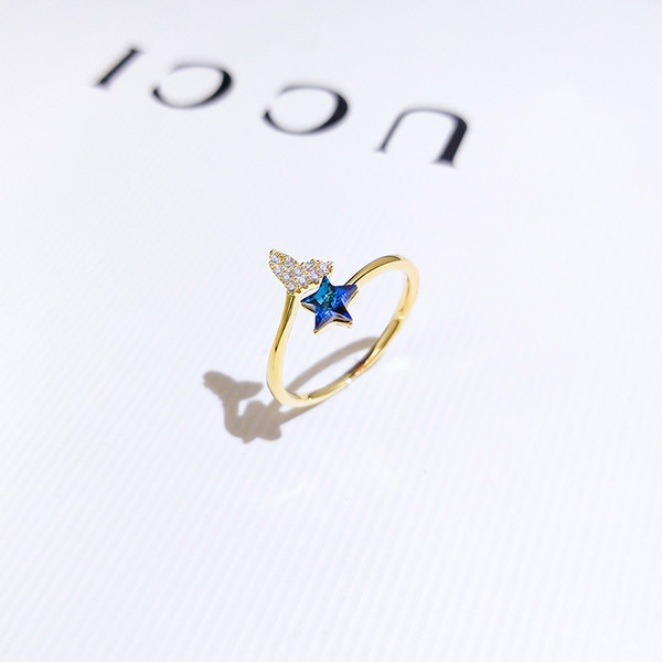 Praegune naiste sõrmus tähe ja dekoratiivkividega