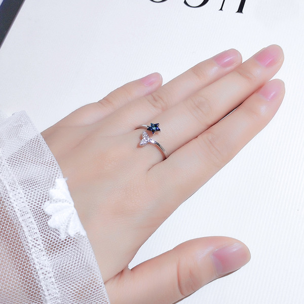 Praegune naiste sõrmus tähe ja dekoratiivkividega