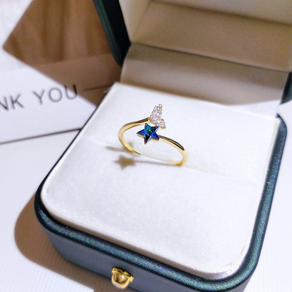 Praegune naiste sõrmus tähe ja dekoratiivkividega