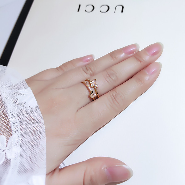 Naiste moodne liblika ja dekoratiivkividega sõrmus