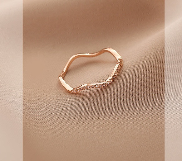 Дамски модерен тънък пръстен с декоративни камъни