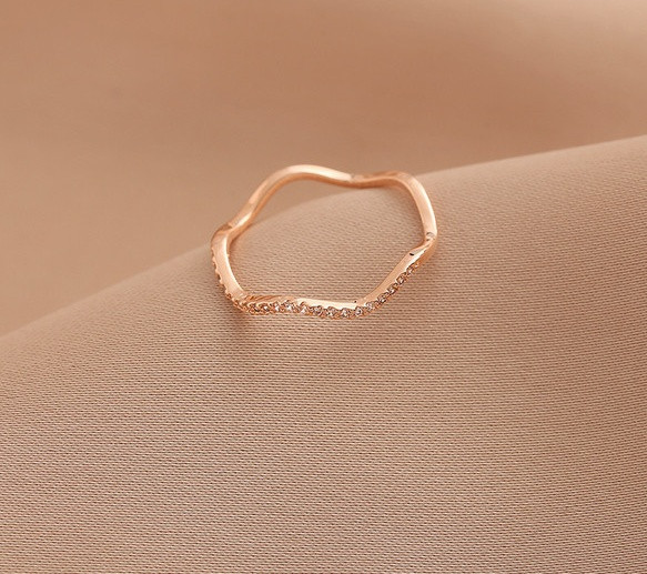 Női modern vékony gyűrű díszkövekkel