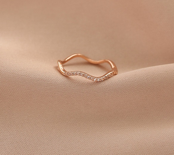 Női modern vékony gyűrű díszkövekkel