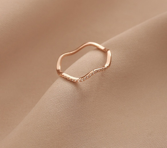 Női modern vékony gyűrű díszkövekkel