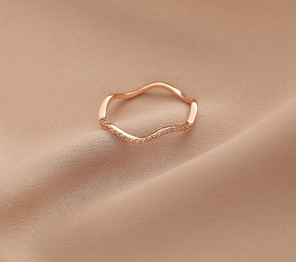 Női modern vékony gyűrű díszkövekkel