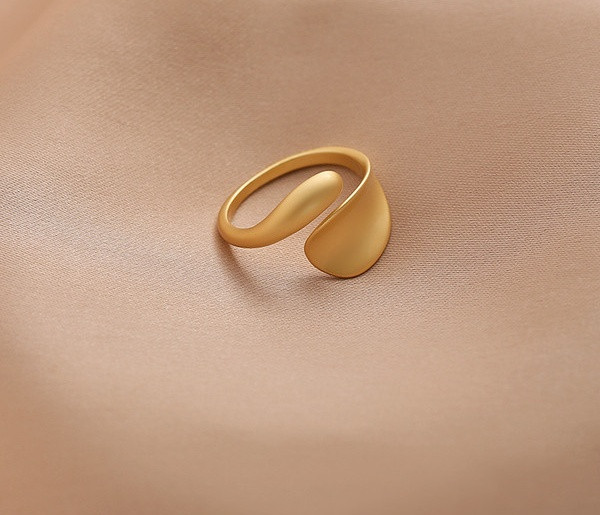 Stiilne naiste laia sõrmuse tavaline mudel