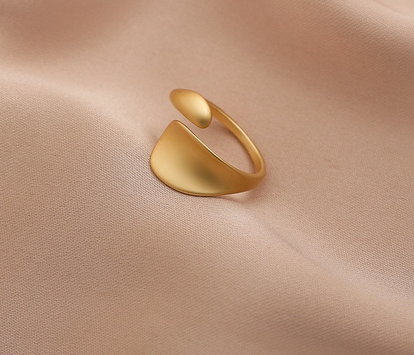 Stiilne naiste laia sõrmuse tavaline mudel