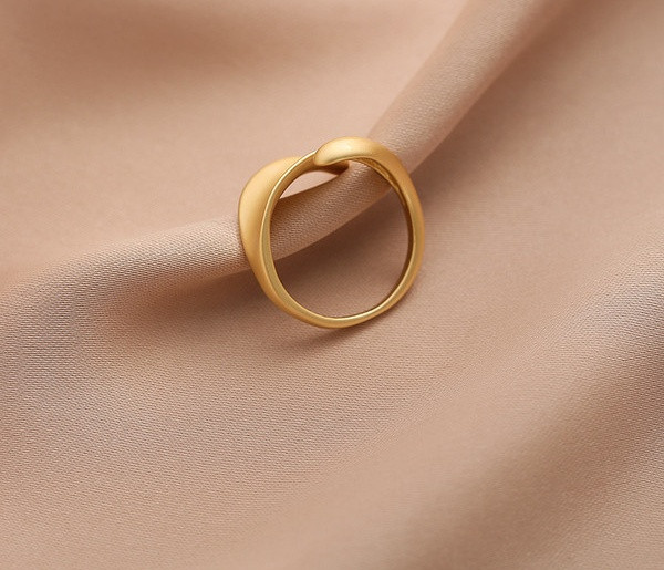 Stiilne naiste laia sõrmuse tavaline mudel