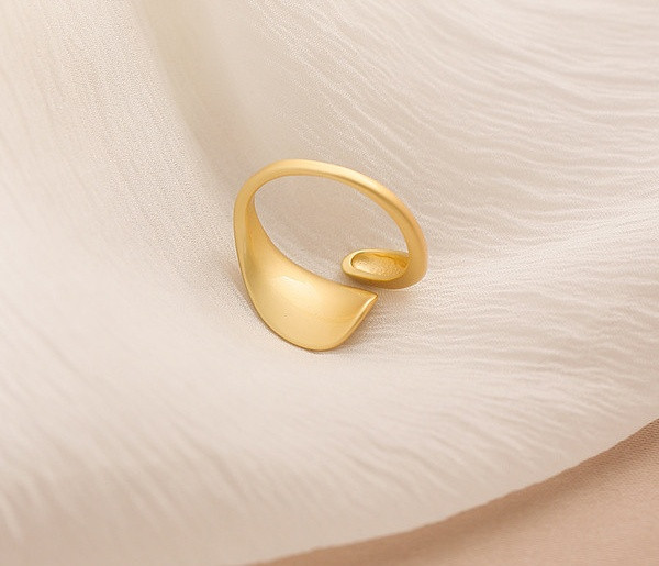 Stiilne naiste laia sõrmuse tavaline mudel