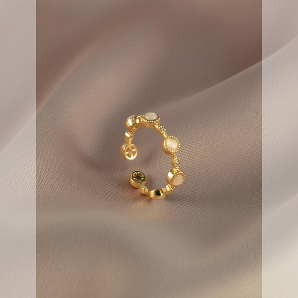 Moodne naiste õhuke sõrmus ja dekoratiivkivid