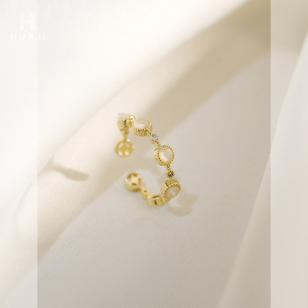 Moodne naiste õhuke sõrmus ja dekoratiivkivid